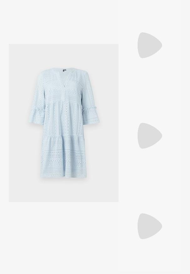 Valkoinen pitsimekko, jossa on V-kaula-aukko, kolmannen osaston kellotetut hihat ja kerroksellinen siluetti, joka esittelee monimutkaisia kuvioita ja tekstuureja.; Mustat patentoitu nahkakengät, joissa on säären takaosa ja terävä kärki, sekä geometrinen palikkakorko. Sisältää tyylikkään, minimalistisen muotoilun ja sileän pinnan.; Musta nahkainen käsilaukku, joka on kaareva muotoilultaan, irrotettavalla hihnalla ja kultaisilla yksityiskohdilla. Laukussa on läppä, jossa on solk yksityiskohta.; Hopea rengas korvakorut, joissa on tyylikäs, pyöreä muotoilu, tasainen pinta ja ilman näkyviä koristeita. Halkaisija ei ole määritelty.