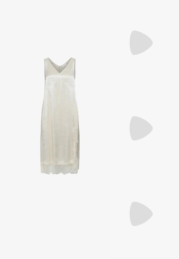 Ljust beige ärmlös klänning i ett silkigt material, med V-ringning, subtil textur och delikat spetsdetalj vid fållen.; Guld, metalliska slingback-klackar med spetsig tå och chunky klack. Slät textur, minimalistisk design och en smal rem.; Svart läderhandväska med en böjd form, avtagbar rem och guldiga detaljer. Väskan har ett lock med en spänndetalj.; Örhänge i guldtonad metall med en elegant, böjd design. Har en distinkt spetsig form, polerad yta och gångjärnslås.