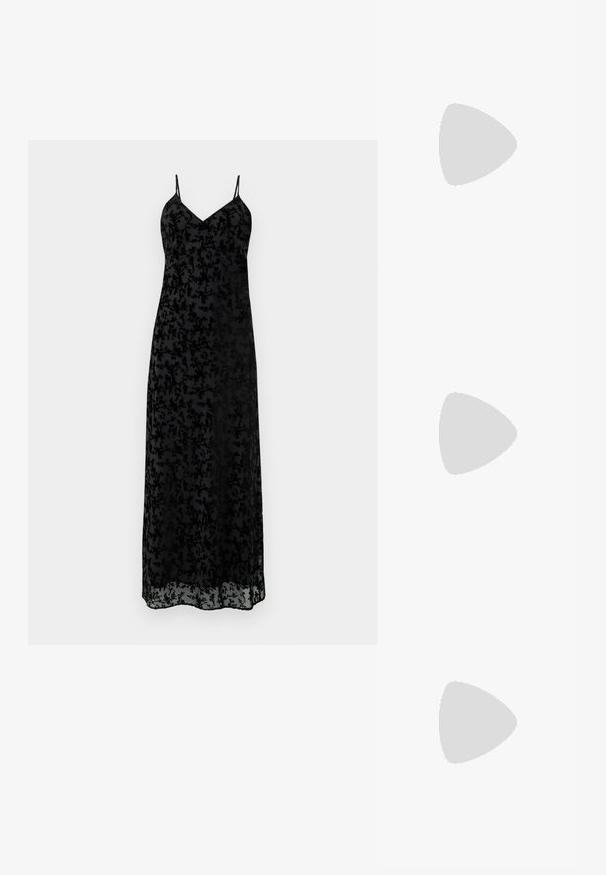 Abito lungo nero con sottili spalline, realizzato in tessuto trasparente con intricate fantasie floreali e scollatura a V.; Sneakers in pelle bianca, design low-top, caratterizzati da una texture liscia, punta rotonda, chiusura con lacci e un piccolo logo ricamato sul lato.; Borsa a mezzaluna nera in pelle con dettagli in hardware dorato, dotata di chiusura con zip. Indossata a tracolla sopra un maglione grigio.; Orecchini a perno in tono oro con design intrecciato. Ogni orecchino presenta uno sfondo circolare trasparente per una vestibilità sicura.