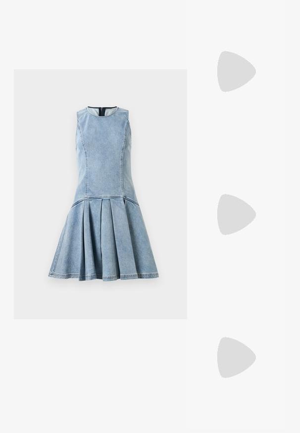 Ilma varrukatega helesinine teksakleit, millel on keha lähedalt istuv ülevalt osa ning laienev volditud seelik, ümar kaelus ja nähtav selja lukk.; Mustmust seinel põhjaosa, ribatud tekstuuri, ümarate kaeluste ja väikese tagumise võtmeaugu avaga.; Must musta slingback kingad terava ninaga, kitsas kõrge kontsaga ja dekoratiivse lipsu aktsendiga. Sile tekstuur ja voolav disain.; Must värvi nahast käekott, millel on kaarjas disain, hõbedased nupukesed, kinnitusahe ja kaks külgtaskut. Reguleeritav rihm erinevate kandmisvõimaluste jaoks.