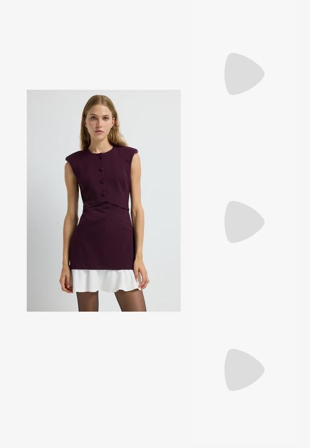 Robe courte d'un bordeaux profond avec des manches courtes, des détails de boutons et un ourlet en volants blancs superposés. Tissu lisse avec poches latérales.; Bottines en suède marron avec une doublure en peluche, semelle épaisse en beige et une poignée à l'arrière. Surface texturée avec des détails de couture visibles.; Lunettes de soleil rondes teinte brun avec une monture bordeaux brillante. Branches fines avec un détail de marque subtil. Design de verres plats.; Sac fourre-tout rose en matériau texturé, doté de deux longues poignées et d'un logo en relief sur le devant. Fermeture zippée en haut.