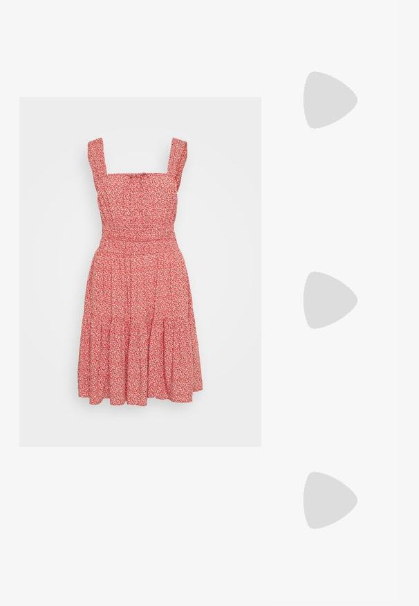 Vestido floral rojo con escote cuadrado, tirantes finos y falda tipo escalonada. Confeccionado en una tela ligera con apariencia texturizada.; Zapatos de charol rojo con punta cuadrada, tacón bajo y correa en el tobillo, combinados con jeans de pierna ancha de color verde claro. Textura suave, superficie reflectante.; Cartera de mano tejida amarilla con diseño de solapa, correa de muñeca desmontable y acento de cadena dorada. Textura suave y forma rectangular.; Pendientes de aro de plata con un acabado liso y pulido. Forma redonda y cierre de click seguro. Diseño ligero adecuado para el uso diario.