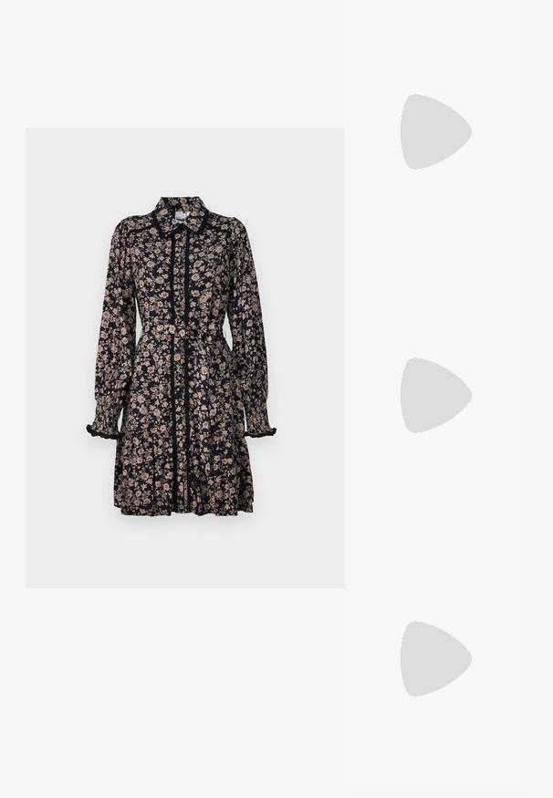 Abito nero a fiori con maniche lunghe, colletto e orlo a volant a strati. Caratterizzato da una vita aderente e polsini arricciati con un sottile motivo floreale.; Stivali da cowboy in pelle marrone con punta affusolata e tacco a blocco, caratterizzati da dettagliati ricami e accenti rialzati sul gambale.; Borsa a mano in pelle nera con patta e dettaglio in metallo dorato. Include una tracolla nera e un design elegante e minimalista.; Orecchini a cerchio in argento con un design torciglionato, caratterizzati da una finitura lucida e chiusura a perno. Misurano circa 3 cm di diametro.