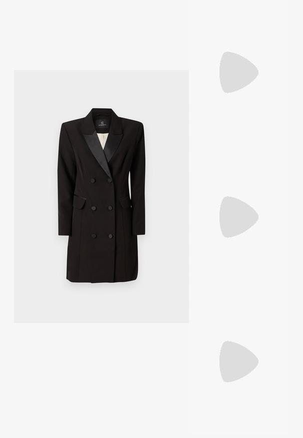 Dvojradový čierny blazer šaty vyrobené z hladkého materiálu, s saténovým klopom, dvoma vreckami s chlopňami a šiestimi prednými gombíkmi.; Čierne sandále na vysokom podpätku majú tenké remienky s uzlovým dizajnom, hladký štvorcový špičku a elegantný stiletto podpätok.; Svetlošedá metalická kabelka s reťazovým popruhom, ozdobená malými kruhovými kovovými štítkami a trojuholníkovým logom značky.; Strieborné kruhové náušnice s hladkým a lesklým povrchom. Okrúhly tvar, ľahký dizajn, s uzáverom na kolík.