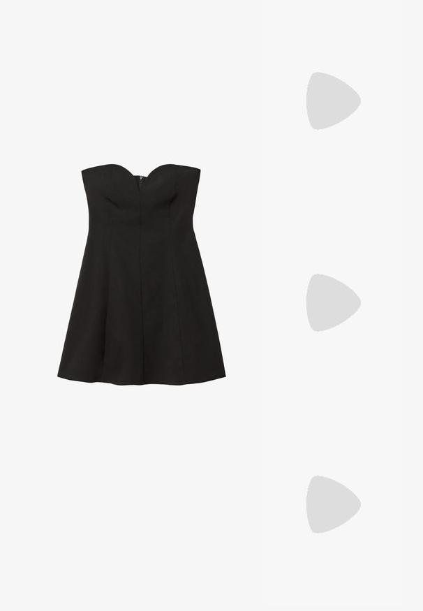 Sort strampløs kjole med tætsiddende liv og udskåret nederdel. Glat tekstur, lodret sømdetalje og skjult lynlås bagpå.; Sort lakeret ankelstøvle med spids tå og en midt-højde blokhæl. Glat tekstur og minimalistisk design.; Sorte oversized solbriller med gradientlinser, tykke stel og guldfarvet kæde detaljer på tempelarmene.; Sort håndtaske med struktureret form, glat overflade og metalspænde. Sammen med brede sorte bukser og sandaler med åben tå på trægulv.