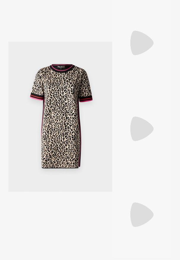 Leopardenmuster Kleid in Beige, mit kurzen Ärmeln, rundem Ausschnitt und schwarzen sowie pinken gestreiften Akzenten an den Seiten.; Schwarze, hochhackige Sandalen mit dünnen Riemen und einem geknoteten Design, einer glatten, rechteckigen Zehenpartie und einem eleganten Stiletto-Absatz.; Hellegraue metallische Handtasche mit einer Kettenriemen, verziert mit kleinen kreisförmigen metallic Nieten und einem dreieckigen Markenlogo.; Silberne Metalohrringe mit einer glatten, tröpfchenförmigen Form und einer polierten Oberfläche. Subtile Gravuren fügen Details hinzu. Minimalistisches Design.