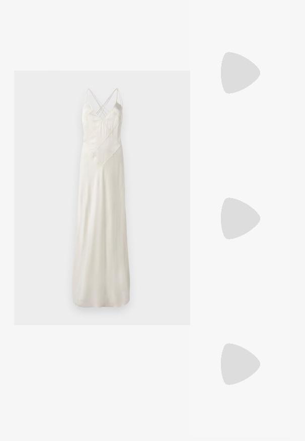 Longue robe en satin crème avec de fines bretelles, présentant un design entrecroisé au niveau du décolleté et une coupe décontractée, le tout avec une texture lisse et brillante.; Chaussure slingback avec un empeigne en cuir rosé et un bout noir laqué. Elle dispose d'un petit talon carré et d'une brides de cheville réglable.; Sac en cuir noir porté en travers avec deux poches avant, boucles dorées, fermeture zippée et une sangle fine. Surface texturée et forme rectangulaire compacte.; Boucles d'oreilles en métal doré en forme d'anneau, avec une forme courbée et allongée. Elles présentent une surface lisse et brillante avec une pointe arrondie pour un détail supplémentaire.