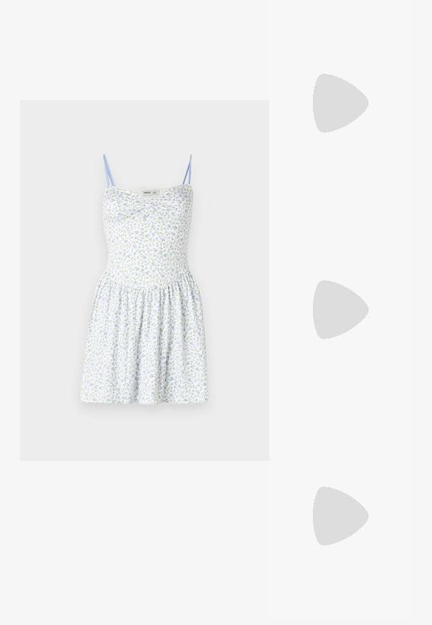 Rochie cu imprimeu floral, cu spate bleu deschis, bretele subțiri, corset ajustat și fustă plisată. Prezintă flori mici galbene și bleumarin pe un fundal alb.; Botine negre din piele lacuită, cu vârful ascuțit și toc bloc de înălțime medie. Textură netedă și design minimalist.; Ochelari de soare negri, supradimensionați, cu lentile degradate, rame groase și detalii cu lanț de ton auriu pe brațele templului.; Genți negre cu o formă structurată, textură netedă și un închizător metalic. Asortată cu pantaloni negri largi și sandale cu vârf deschis pe un podea din lemn.