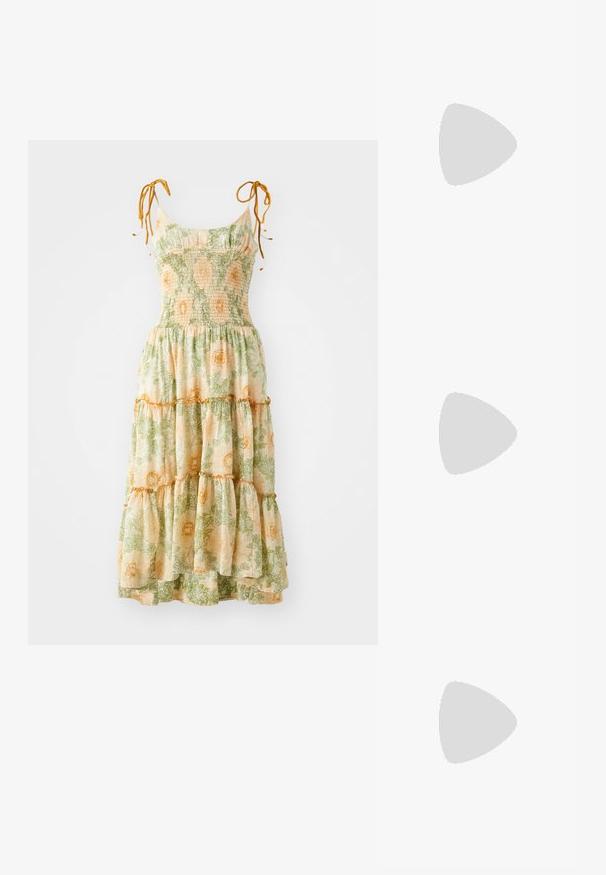 Floral maxi-jurken met spaghettibandjes, geplooide bovenkant en gelaagde volants. Kenmerkt een groen en oranje botanische print op een lichte achtergrond.; Bruine leren cowboylaarzen met een spitse neus en blokhak, voorzien van gedetailleerde stiksels en verhoogde accenten op de schacht.; Cat-eye zonnebril met een zwart en oranje schildpadframe, bruine lenzen en slanke, puntige uiteinden. Bevat een minimalistisch logo op de poot.; Zilveren creolen met een gedraaide ontwerp, voorzien van een gepolijste afwerking en een post-back sluiting. Meet ongeveer 3 cm in diameter.