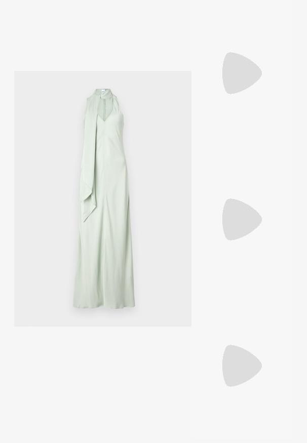 DAY Birger et Mikkelsen BRIELLE - Ballkleid - green; Weiße Leder-Sneaker mit einer dicken weißen Sohle, schwarzem Wildlederakzent an der Ferse und geprägtem Logo an der Seite. Schnürdesign mit sechs Ösen.; Schwarze übergroße Sonnenbrille mit geometrischer Form, ausgestattet mit dunklen Gläsern und einem kontrastierenden grauen Detail im Rahmen. Logo am Bügel.; Silberne Creolen mit einer glatten, glänzenden Oberfläche. Abgerundete Form, leichtes Design, mit einer Steckverschluss. 
