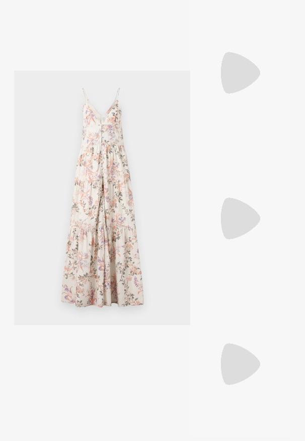 Abito maxi con spalline sottili, motivo floreale in rosa, viola e verde su sfondo crema, caratterizzato da una chiusura frontale con bottoni e gonna a strati.; Sandali con tacco a blocco beige, con sottili cinturini e punta quadrata. Materiale liscio con dettagli minimi, progettati per un facile utilizzo.; Borsa a tracolla in pelle bianca con forma curva, dotata di un logo "CK" impresso sul davanti e una singola tracolla. Chiusura a zip nella parte superiore.; Orecchini a cerchio in argento con una superficie liscia e una fila di piccole pietre trasparenti lungo il bordo inferiore, dotati di chiusura a perno.
