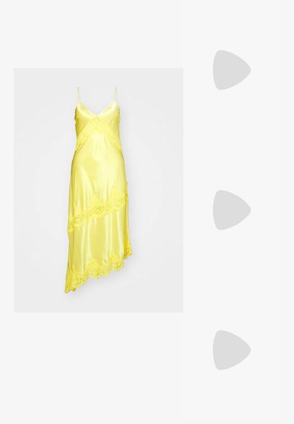 Kollane satiin kleit pitsäärtega, V-kaelusega, õhukeste rihmadega ja asümmeetrilise alläärega. Sile tekstuur.; Bežid lame sandaal, millel on mitu peenikest rihma ja reguleeritav pandla. Tallal on lame pind, mille ääres on kerge tumedam kontrast.; Valge struktureeritud käekott lühikeste käepidemete ja õlavööga, millel on kuldse riistvara aktsendid ja tekstuuriga materjal, eksponeeritud halli taustal.; Kuldtooni kõrvarõngad ovalikujuliste selgete kristallidega, mille ümber on väiksemad selged kivid, ja kaarvormiga disain, et tagada kindel kandmine.