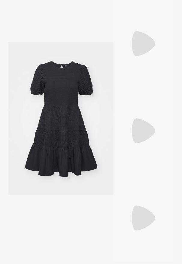 Crna haljina s kratkim rukavima, s naboranom haljinom, višeslojnim volanom i teksturiranom tkaninom. Ima okrugli izrez i detalj s ključalom na leđima.; Crne lakirane slingback potpetice s oštrim prstom i malom blok petom, s naglaskom na srebrnoj kopči na remenu.; Crna kožna torba preko ramena zaobljenog oblika, s sjajnom završnom obradom i srebrnim hardverom. Osoba nosi crne hlače širokog kroja i loaferice sa studovima.; Srebrne kružne naušnice s poliranim završetkom, koje imaju kružni dizajn i bešavne šarke, prikazujući glatku teksturu.