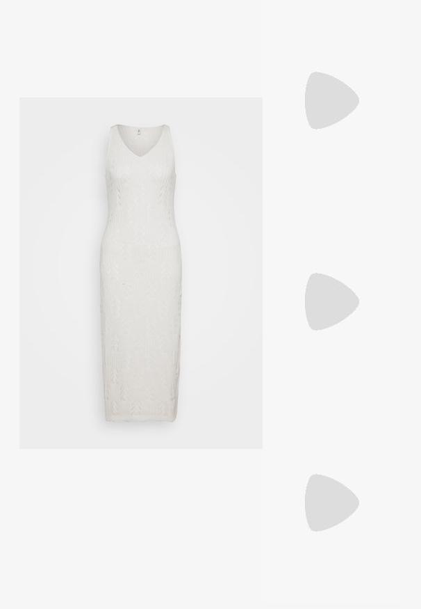 ONLY Tall Robe pull - cloud dancer; Escarpins en cuir verni noir avec bout pointu et talon bloc géométrique. Présente un design élégant et minimaliste ainsi qu'une texture lisse.; Sac à main en cuir noir avec une forme courbée, bandoulière amovible et des accessoires en or. Le sac est doté d'un rabat avec un détail de boucle.; Boucles d'oreilles en ton argent, au design en anneau torsadé, présentant une surface texturée et des détails nervurés, sécurisées par une fermeture à tige.