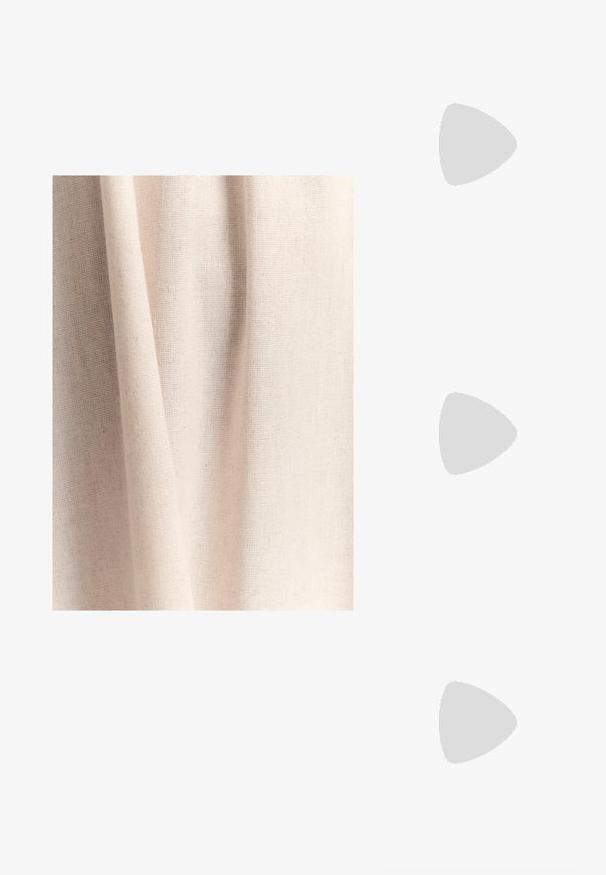 Tela de color beige claro con un tejido texturizado, que muestra variaciones sutiles en el color y ligeras arrugas, creando una apariencia suave y caída.; Zapato transparente de plástico tipo zueco con un patrón de cuadrícula, puntera redondeada y un pequeño acento plateado en la correa. Suela flexible en color translúcido.; Tory Burch ROMY PEBBLED SATCHEL - Bolso de mano - tiramisu; Pendientes en tono dorado con un diseño fluido y curvado. Cada pendiente cuenta con una superficie lisa y un pequeño cierre con un detalle decorativo.