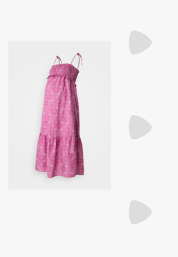 Roza maksi obleka z nabranim oprsjem, nastavljivimi naramnicami in slojevito, razširjeno spodnjim delom s cvetličnim vzorcem. Lahka tkanina.; Srebrna slingback visoka peta čevlja s špičastim nosom, metalnim finišem, dvema dekorativnima trakama in tanko peto z črnim vrhom.; Črna usnjena torbica z gladko teksturo. Ima nastavljiv trak in eleganten, minimalističen dizajn z zadrgo.; Srebrn dvojni prstan z gladko, polirano površino. Ima tekoč, ukrivljen dizajn z prekrivajočimi se sekcijami za sodoben videz.