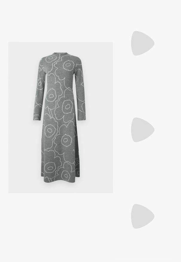 Šedé midi šaty s dlouhým rukávem, velkými květinovými motivy s bílým obrysem a vysokým, kulatým výstřihem na jednobarevném pozadí.; Černá lakovaná slingback obuv s špičatou špičkou, kotníkovými pásky s kovovými sponami a příslušenstvím, a štíhlým podpatkem.; Zlatá metalická kabelka se strukturovaným designem, hladkým povrchem a nastavitelným popruhem. Disponuje unikátním trojúhelníkovým tvarem a minimalistickým prošitím.; Náušnice ve zlatém tónu s texturovanými, vlnitými tvary. Obsahují sochařské klipy a design otevřeného kruhu s kladivkovým povrchem.