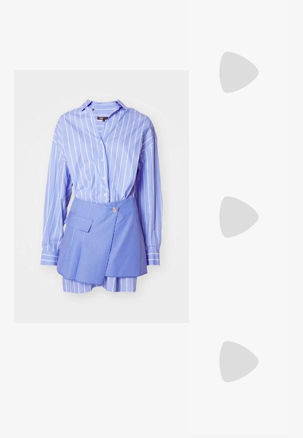 Maje RAJANO - Skjortekjole - bleu/blanc; Sort læderslingback sko med spids tå og guldmetal hætte. Har udskæringsdesign og en slank hæl med justerbar rem.; Mørkeblå denimtaske med rund form, flere udvendige lommer, justerbar rem og sølvfarvede metaldele. Der medfølger en top-håndtag.; Guldtonede øreringe med flere kaskadende kæder, der har klare ovale rhinestein-accenter og dekorative studtoppe.