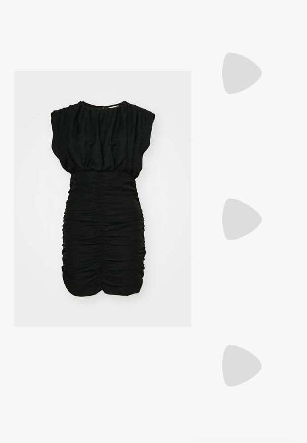 Svart kjole med rynket tekstur, korte puffermer og rynkete detaljer ved livet. Mykt, lett stoff i en tettsittende silhuett.; Sorte patent slingback hæl med spids tå, featuring tekstureret slangeskind, justerbar rem og en kort, tekstureret blokhæl.; Svart skinn crossbody veske med to frontlommer, gyldne spenner, glidelåslukking og en slank stropp. Teksturert overflate og kompakt rektangulær form.; Gullfargede metalløredobber med en buet, forlenget form. Har en jevn, blank overflate og en avrundet tupp for ekstra detaljer.