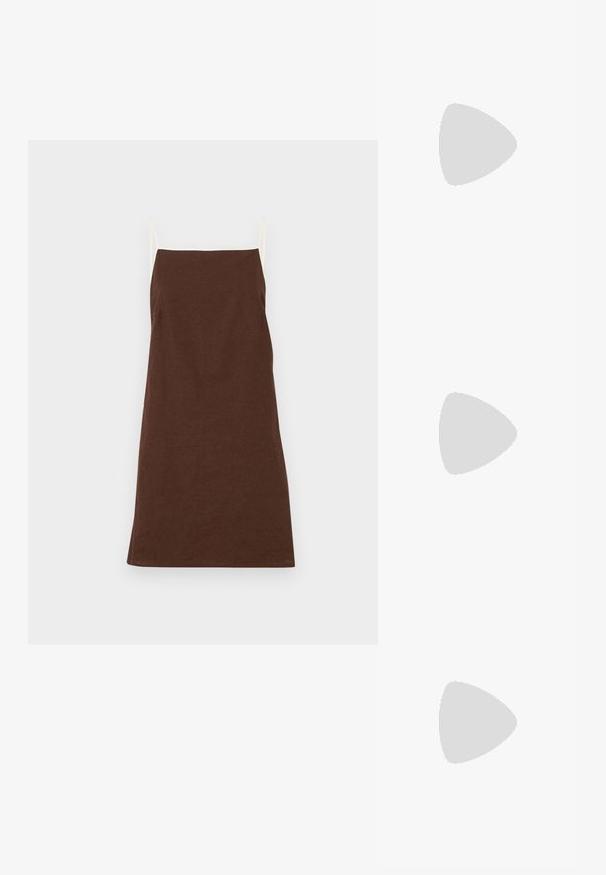 Braunes Leinenkleid mit dünnen cremefarbenen Trägern, geradem Schnitt und minimalen Details. Sanfte Textur, mittellang, geeignet für lässige Anlässe.; Schwarze Leder-Stiefelette mit runder Zehenpartie, Schnürung vorne und strukturiertem Gummi-Sohle. Verfügt über eine Zuglasche hinten und verstärkte Nähte.; Runde, braun getönte Sonnenbrillen mit einem glänzenden burgunderfarbenen Rahmen. Schlanke Bügel mit dezentem Branding. Flaches Linsendesign.; Braune, geflochtene Lederhandtasche mit einer lässigen, dreieckigen Form. Verfügt über einen geflochtenen Griff und einen Reißverschluss an der Oberseite.