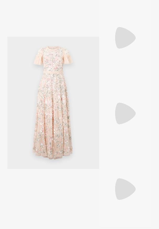 Lange bloemenjurk van zacht perzikkleurig materiaal, met korte gerimpelde mouwen, ingewikkelde borduursels en pailletten voor extra textuur.; Witte leren sneakers, laag model, met een gladde textuur, ronde neus, vetersluiting aan de voorkant en een klein geborduurd logo aan de zijkant.; Zwarte leren halfronde tas met een gouden hardware accent, voorzien van een ritssluiting. Draagt crossbody over een grijze trui.; Gouden knoopstuds met een gedraaide design. Elke oorring heeft een ronde transparante achterkant voor een veilige draagervaring.