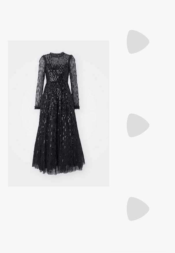 Needle & Thread SEQUIN DASH LONG SLEEVE GOWN - Festklänning - graphite; Tory Burch BOW  - Pumps - perfect black; Tory Burch ROMY PEBBLED TOTE - Shoppingväska - black; Silver hoopsmycke med diamantdetalj på modellens öra, som visar en jämn yta och glansig yta. Håret är långt och rakt, avskilt på sidan.