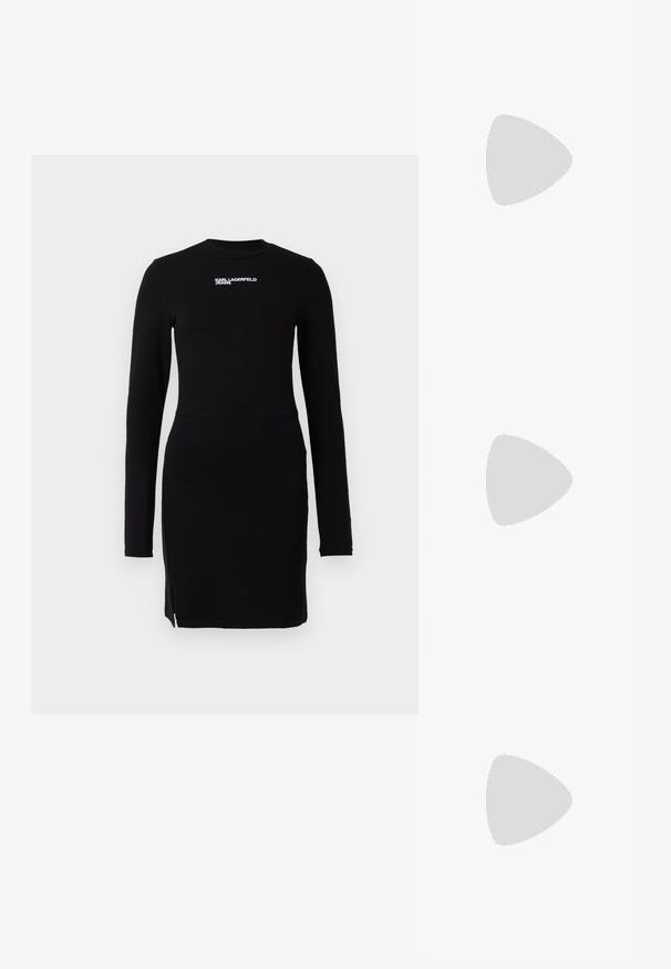 Czarna dopasowana sukienka z długim rękawem, z wysoką karkiem i małym rozcięciem z przodu, z białym napisem "Karl Lagerfeld Jeans" na piersi.; Czarny but na obcasie typu slingback z ostro zakończonym noskiem, z niskim obcasem, wykonany z gładkiej skóry, z wycięciem po boku dla lepszej wentylacji.; Czarna torebka z dwoma krótkimi uchwytami i odpinanym paskiem na ramię. Gładki materiał przypominający skórę, z zamkiem błyskawicznym i detalem z logo.; Złote kolczyki w kształcie obręczy z teksturowanym fasonem i trzema przezroczystymi kryształkami po jednej stronie, oferujące nowoczesną, geometryczną estetykę.