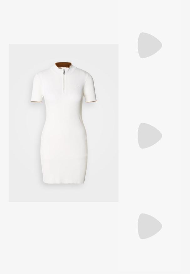 Balta suknelė su grioveliais, trumpomis rankovėmis, aukštu apykakle ir priekine užtrauktuku. Papuošta rudais grioveliais apykakle.; Juodas smailus slingback batelis su žemu kulnu, pagamintas iš lygaus odos paviršiaus ir su išpjovomis šone, užtikrinančiomis oro pralaidumą.; Juoda odinė rankinė su struktūrizuotu dizainu, turi trumpą formą, viršutinę rankeną ir auksinius akcentus. Pridėtas reguliuojamas peties diržas.; Sidabriniai apvalūs auskarai su lygiu, išlenktu dizainu. Yra blizgus metalinis paviršius ir smeigtukų uždarymas. Nėra matomų raštų ar akcentų.