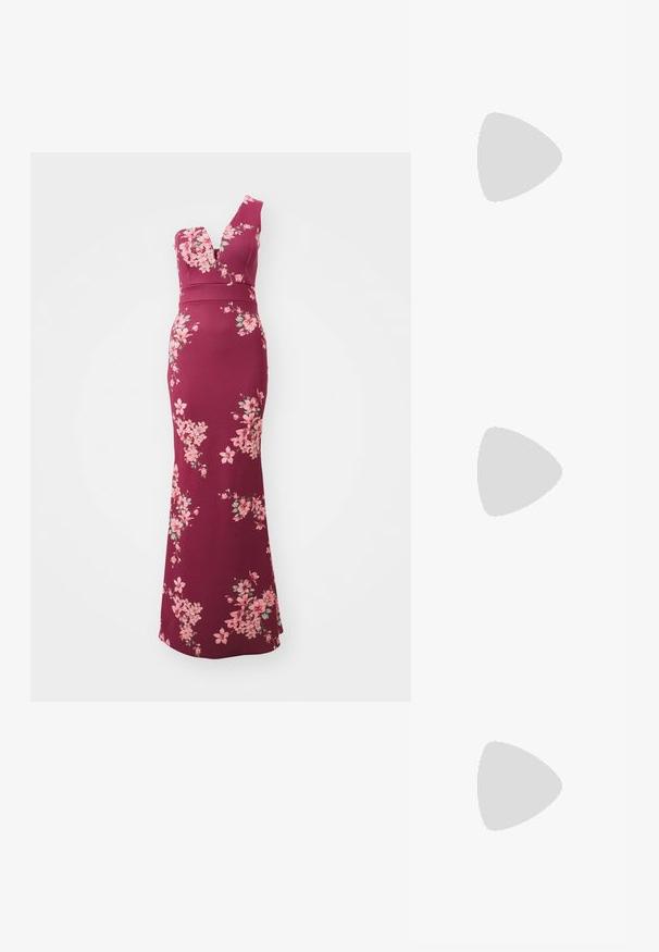 Burgundi virágmintás ruha mély V nyakkivágással, illeszkedő felső résszel és bővülő szegéllyel. Pink és zöld virágminták díszítik.; Fekete patent bőrből készült slingback magassarkú cipők hegyes orral, vékony sarokkal és állítható csattal. Simább textúrájú, minimális részletezéssel.; Fekete krokodilbőr hatású kézitáska ívelt formával, levehető vállpánttal és egy elegáns fém díszítéssel az elején.; Három fülbevalópár: nagy fehér gyöngy fülbevalók, arany karika fülbevalók, tiszta drágakövekkel, és két hosszú, egyenes arany akcentus fülbevaló csillogó részletekkel.
