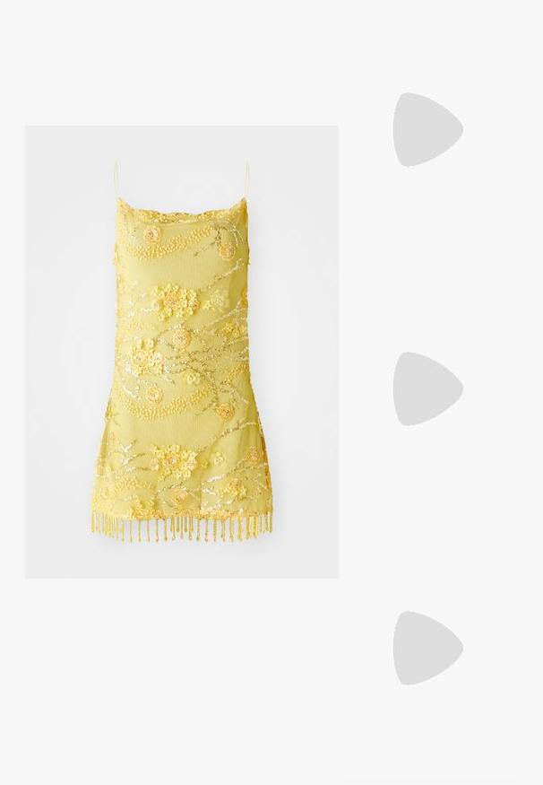 Gelbes Spaghettiträgerkleid mit floralen Applikationen, Pailletten und einem mit Perlen verzierten Fransensaum auf weißem Hintergrund.; Schwarzer Lackleder Slingback-Schuh mit spitzem Zehenbereich, Knöchelriemen mit silbernen Schnallen und Beschlägen sowie einem schlanken Absatz.; Goldfarbene metallische Handtasche mit strukturiertem Design, glatter Textur und verstellbarem Tragegurt. Sie verfügt über eine einzigartige dreieckige Form und minimalistische Nähte.; Ohrringe in Goldoptik mit strukturierten, gewellten Formen. Beinhaltet skulpturale Clip-Ohrringe und ein offenes Hoop-Design mit gehämmertem Finish.