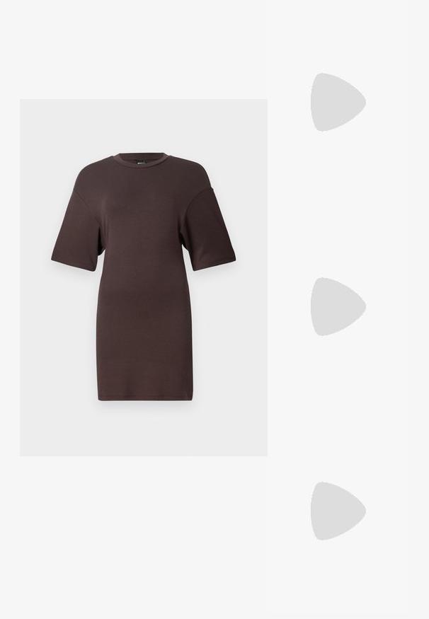 Barna, oversized t-shirt ruha rövid ujjakkal, kerek nyakkivágással és puha anyagtextúrával, laza szabással és minimalista dizájnnal.; Fekete papucs sima bőrből, vékony pántkel és lapos talppal rendelkezik, minimális profilú. Nincsenek kiemelkedő minták vagy díszítések.; Ezüst színű fém szemüvegkeret téglalap alakú lencsékkel, átlátszó lencsékkel, díszes oldal jelenléttel és fekete végű szárakkal.; Barna bőrtáska, két masszív fogantyúval, téglalap alakú, sima felülettel és cipzáras záródással. Minimalista dizájn, látható minták nélkül.