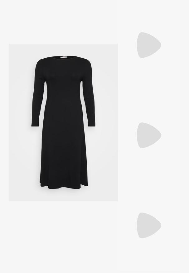 Robe noire à manches longues, en côtes, avec un col rond et une silhouette fluide, présentée sur un fond blanc uni.; Escarpins en cuir verni noir avec bout pointu et talon bloc géométrique. Présente un design élégant et minimaliste ainsi qu'une texture lisse.; Sac à main en cuir noir avec une forme courbée, bandoulière amovible et des accessoires en or. Le sac est doté d'un rabat avec un détail de boucle.; Boucles d'oreilles en argent en forme de créoles avec un design torsadé, dotées d'une finition polie et d'une fermeture à poussoir. Mesurent environ 3 cm de diamètre.