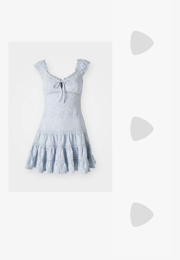 Gaiši zils mežģīņu kleita ar pieguļošu augšu, viļņainām piedurknēm, sasienamu kakla daļu un izplestu, kārtainu svārku ar ziedu rakstiem.; Melnas strappy sandales ar kvadrātveida purngaliem un zemu bloku papēdi. Ievērojamas ar vairākiem plāniem siksniņām un regulējamu potītes siksniņu. Izgatavotas no gludas ādas.; Melna ādas crossbody soma ar gludu faktūru, taisnstūrveida formu un metalizētu ķēdes detaļu priekšā. Iekļauta regulējama siksna.; Sudraba divu joslu gredzens ar gludu, pulētu virsmu. Iezīmējas ar plūstošu, izliekta dizaina struktūru ar pārklājošām sekcijām modernam izskatam.