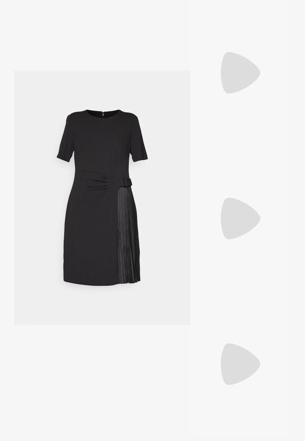 Melnā kleita ar īsām piedurknēm, pieguļošu korpusu, pagrieztu sānu detaļu un vienu pusi ar plisētu akcentu. Izgatavota no gludas auduma, minimalisma stilā.; Melnas augstpapēžu sandales ar plāniem siksniņām un mezgla dizainu, gluda kvadrātveida purngalu un elegantu stiletto papēdi.; Gaiši pelēka metāla rokassoma ar ķēdes siksnu, rotāta ar mazām apaļām metāla kniedēm un trīsstūra zīmola logo.; Sudraba riņķveida auskari ar gludu, spīdīgu apdari. Apaļas formas, viegla dizaina, ar aizdari uz stieples.