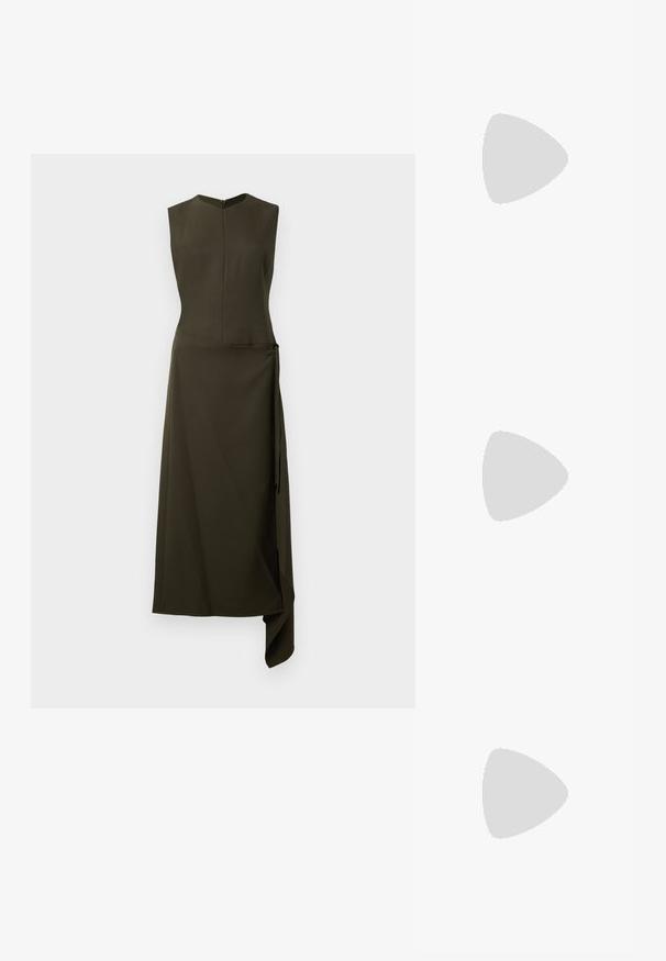 Olivi vihreä ilman hihoja oleva mekko, jossa on tiivis bodice, liehuva epäsymmetrinen helma ja sivusolmukohta. Valmistettu sileästä kankaasta, jossa on hieman kiiltoa.; Valkoiset nahkakengät, matala malli, jossa on sileä pinta, pyöreä kärki, nauhakiinnitys edessä ja pieni brodeerattu logo sivulla.; Mustelman mustahuulikoobas koos kuldsete detailidega, millel on lukk. Kandmisel üle keha halli kampsuni peal.; Kultaketjut korvakorut, joissa on kierretystä muotoilusta valmistettu solmu. Jokaisessa korvassa on pyöreä, kirkas tausta varman käyttömukavuuden takaamiseksi.