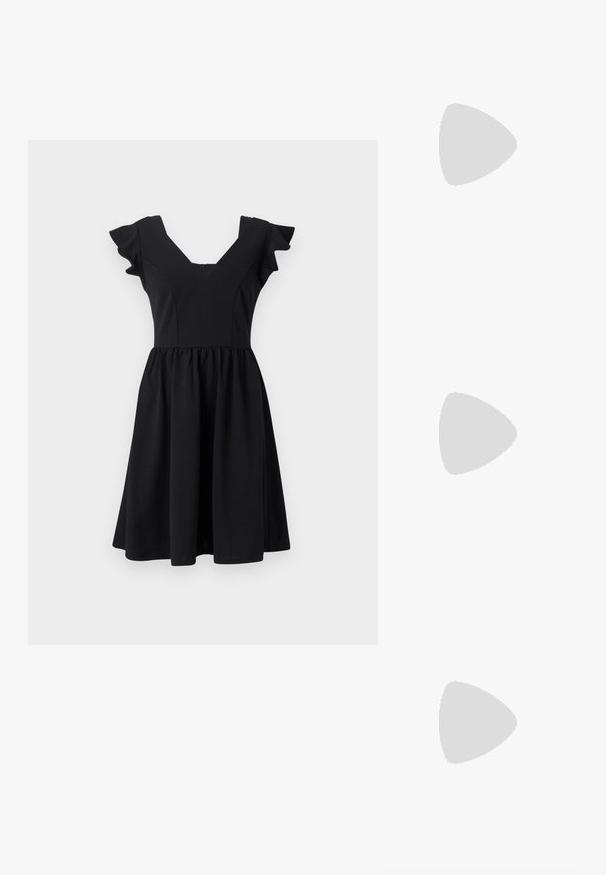 Svart klänning med en åtsittande bodice och utställd kjol. Har korta volangärmar och en V-ringning. Tillverkad av slätt tyg.; Svarta lackläder slingback klackar med spetsig tå och geometrisk klack. Har en elegant, minimalistisk design och slät yta.; Svart läderhandväska med en böjd form, avtagbar rem och guldiga detaljer. Väskan har ett lock med en spänndetalj.; Örhänge i guldtonad metall med en elegant, böjd design. Har en distinkt spetsig form, polerad yta och gångjärnslås.