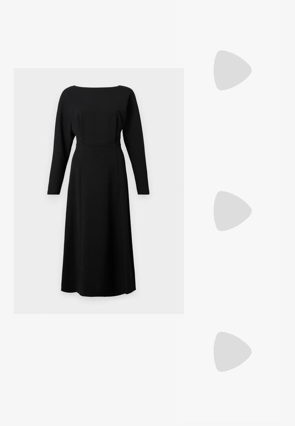 Fekete, hosszú ujjú ruha sima anyagból, csónaknyakú, fitted derékkal és egy áramló szoknyával, amely a térd közepéig ér.; Fekete magas sarkú szandálok vékony pántokkal, csomózott mintával, sima négyzetes orral és karcsú stiletto sarkal rendelkeznek.; Világosszürke fémes kézitáska lánc pánttal, kis kör alakú fém kifinomult díszítéssel és háromszög alakú márkagéppel.; Ezüst karika fülbevalók sima, fényes felülettel. Lekerekített forma, könnyű kialakítással, tűs zárómechanizmussal.