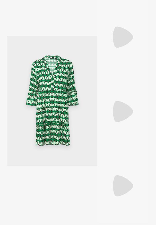 Zelena obleka s vzorcem z V-izrezom, srečnimi rokavi do tretjine, večplastnimi naborki in geometrskim listnatim vzorcem v različnih odtenkih zelene in črne.; Črne lakirane slingback pete s koničastim nosom in geometrijsko blokasto peto. Imajo eleganten, minimalističen dizajn in gladko teksturo.; Črna usnjena torbica s ukrivljeno obliko, z odstranljivo naramnico in zlatimi dodatki. Torbica ima pokrov s podrobnostmi v obliki zaponke.; Zlati prstan s organskim, zvitim dizajnom, gladko površino in taperiranimi konci, ki ustvarja modernega, skulpturalnega videza.