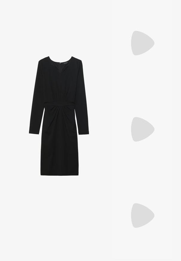Svart klänning med långa ärmar, V-ringning och rynkdetaljer vid midjan. Tillverkad av ett mjukt tyg med en figurnära silhuett.; Svart lackläderhögklackad slingback-sko med spetsig tå, justerbar ankelsnodd och öppna sidor. Slät textur.; Svart handväska med strukturerad form, slät yta och metallspänne. Matchad med vida svarta byxor och sandaler med öppen tå på trägolv.; Guldtonade ringörhängen med en slät, polerad yta. Har en halvcirkelform och en säker bakgång.
