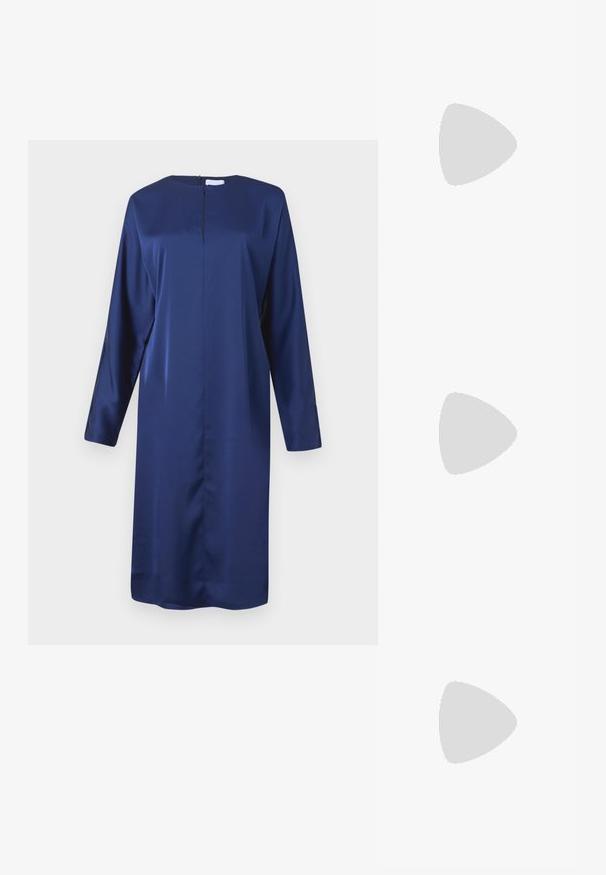 Navy sininen satiinimekko, jossa on pitkät hihat, pyöreä kaula-aukko ja takavetoketju. Mekossa on suora leikkaus ja hienovaraiset sivureiät liikkuvuuden helpottamiseksi.; Mustat korkokengät sandaalit, joissa on ohuet hihnat solmittuna, sileä neliön muotoinen varvasosa ja tyylikäs stiletto-korko.; Vaalea harmaa metallinen käsilaukku, jossa on ketjusanka. Laukku on koristeltu pienillä pyöreillä metallikoruilla ja kolmion muotoisella brändilogolla.; Hopehopeet hopehopeet hopehopeet hopehopeet, jolla on sileä, kiiltävä pinta. Pyöreä muoto, kevyt rakenne, jossa on neulakiinnitys.