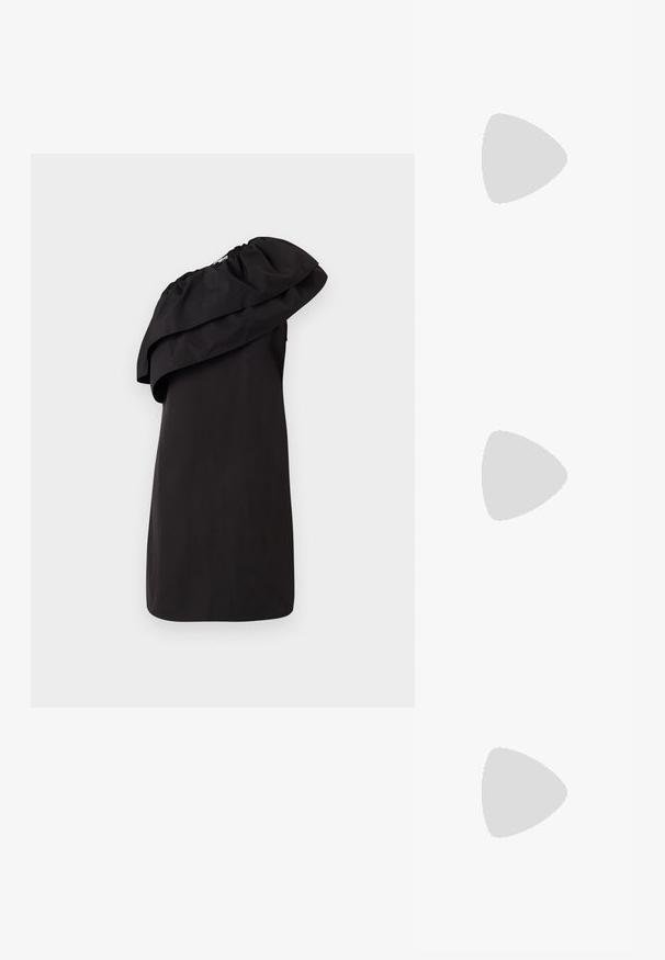 Svart kjole med én skulderdesign, som har en stor, drapert volangdetalj. Laget av et glatt, lett stoff. Minimalistisk stil.; Sorte patentlær slingback-sko med spiss tå, ankelremmer med sølvspenner og detaljer, og en slank hæl.; Gullfarget metallisk håndveske med en strukturert design, glatt tekstur og justerbar stropp. Har en unik trekantet form og minimalistisk søm.; Gullfargede øredobber med teksturerte, bølgete former. Inkluderer skulpturelle klipsstuds og åpen hoop-design med en hamret finish.