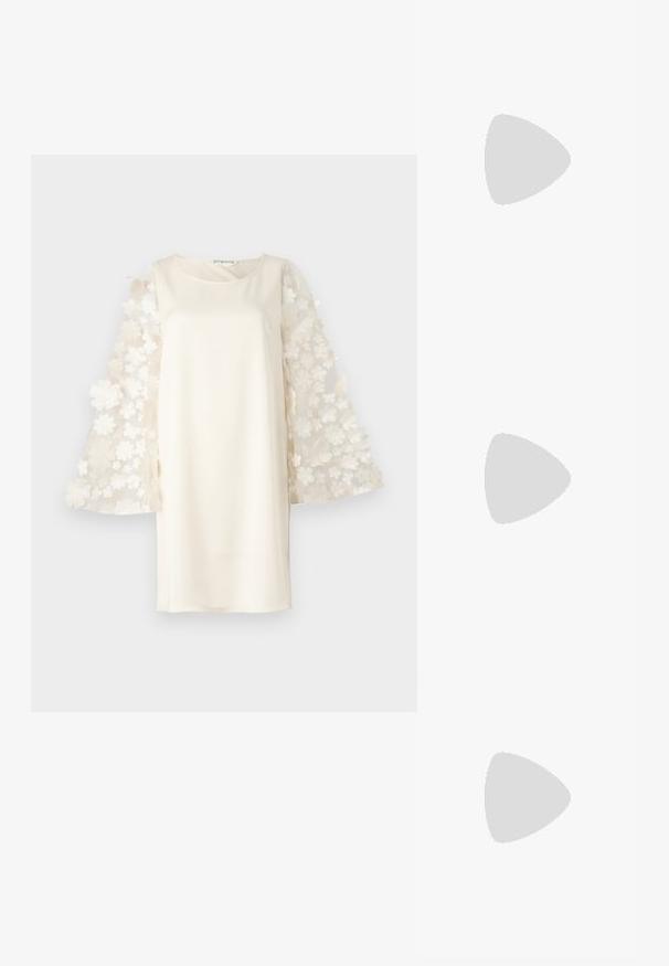 Robe blanche en tissu lisse, dotée de manches évasées transparentes ornées de fleurs. Encolure ronde simple et coupe décontractée.; T-shirt blanc à manches courtes en tissu côtelé. Col rond, coupe régulière et détails de couture subtils. Aucune motif ni graphique.; Ballerines en cuir noir avec un bout rond, texture lisse, détails de couture minimalistes et design de semelle flexible.; Sac à main en cuir marron avec une fermeture à rabat, des accents en métal doré, une bandoulière et une texture lisse. Forme rectangulaire compacte.