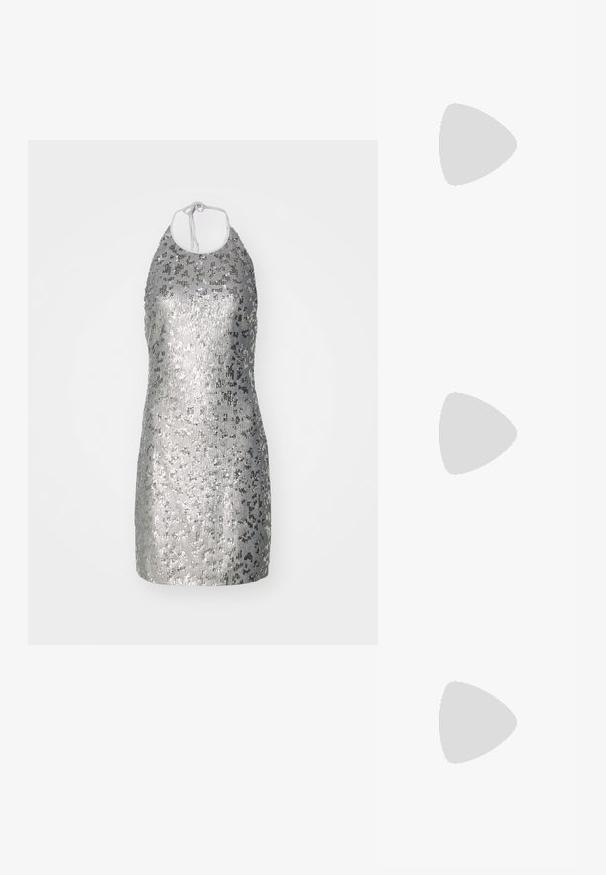 Hopeapintainen halterneck-mekko, jossa on paljeteilla koristeltu pinta, tiukka siluetti ja takana solmittava kiinnitys. Lyhyt malli.; Musta lakattu nahka slingback-korkokengät, joissa on terävä kärki, pyöreä aukko-muotoilu ja lohkokorko. Varustettu kultasävyisellä solkiyksityiskohdalla.; Mustat ylisuurten kehysten aurinkolasit, joissa on liukuväri-linssit, paksut kehykset ja kultasävyiset ketjustuskoristeet temppeleissä.; Musta käsilaukku, jossa on rakenteellinen muoto, sileä pinta ja metallinen solki. Yhdistetty leveisiin mustiin housuihin ja avonaiheisiin sandaaleihin puulattialla.