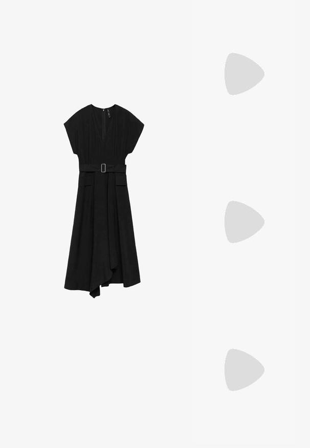 Abito nero con maniche corte e scollo a V. Presenta una vita con cintura, due tasche frontali e un orlo asimmetrico. Realizzato in un tessuto leggero.; Pump slingback neri con punta affusolata, finitura in pelle lucida e tacco piccolo con accento dorato. Design elegante con schienale aperto.; COACH Occhiali da sole - brown/grey; Zaino in pelle nera con chiusura a pattina, tasca frontale, scomparti laterali con cerniera e manico superiore. Presenta dettagli con logo sul fronte.