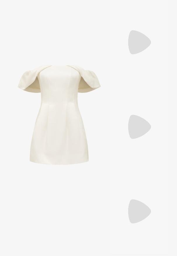 Vestido blanco de hombros descubiertos, hecho de una tela suave, que presenta un corpiño ajustado y una falda acampanada con mangas abullonadas estructuradas.; Sandalias slingback de cuero blanco con múltiples correas anchas y hebillas plateadas; suela plana con un pequeño tacón negro y acentos metálicos.; Gafas de sol rectangulares negras con lentes oscuros, montura de plástico brillante y detalles dorados en las patillas. Diseño minimalista y forma elegante.; Aretes de aro de oro con un acabado suave y brillante. Diseño circular que presenta un pequeño post y un respaldo transparente para un uso seguro.