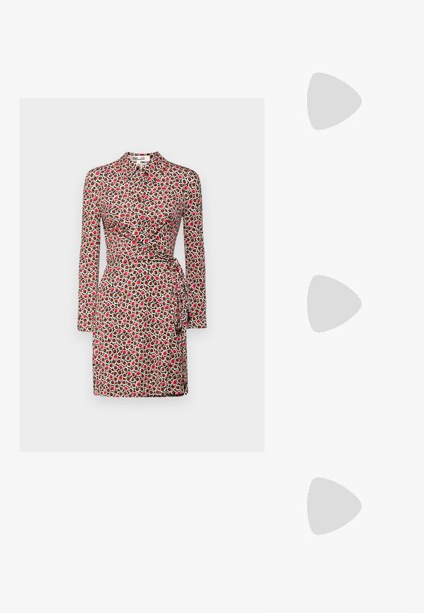 Långärmad klänning med figursydd midja, omslag design och ett geometriskt mönster i röd, kräm och brun. Slät tygtextur.; Svart patenterat läder slingback pumps med spetsig tå, smal klack och en subtil utskärning. Har en guldbuckle på remmen.; Läderhandväska i crème med en böjd form. Har en guldtonad logodetalj och ett tunt, justerbart mörkt band.; Guldtonade metallörhängen i en kurvad, avlång form. Har en slät, glänsande yta och en rundad spets för en extra detalj.