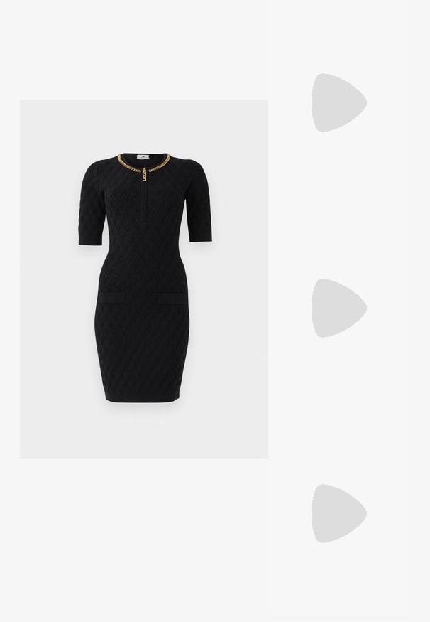 Vestido de malha texturizada preta com mangas curtas, detalhe de corrente dourada no decote redondo, fecho frontal e duas abas de bolso na frente.; As sandálias de salto alto pretas apresentam tiras finas com um design em nó, uma biqueira quadrada lisa e um elegante salto agulha.; Bolsa metálica cinza claro com uma alça de corrente, adornada com pequenos rebites metálicos circulares e um logótipo triangular da marca.; Brincos de argola prateados com um acabamento suave e brilhante. Forma arredondada, design leve, com fecho de pino.