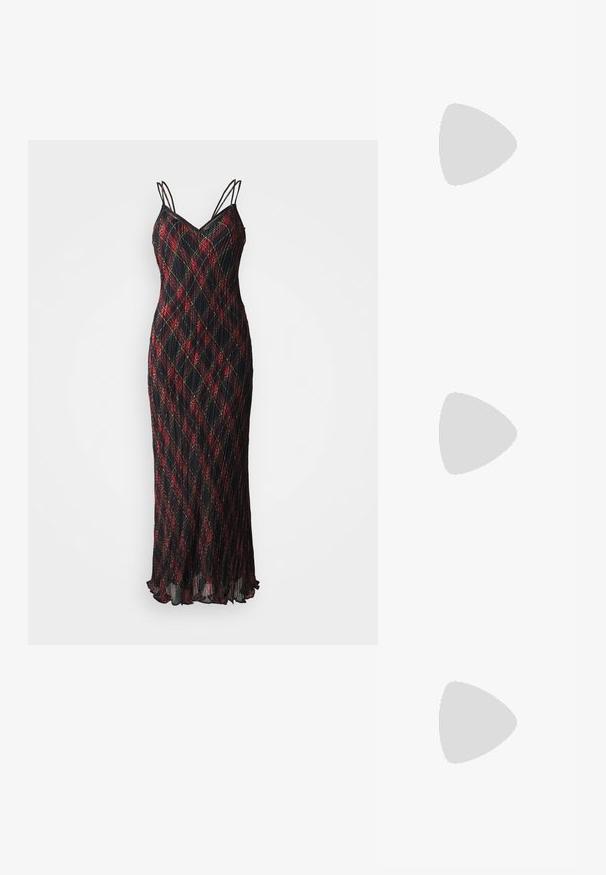 Črna brezrokavna obleka s tankimi naramnicami, ki ima rdeče in zelene karo vzorce, nabran videz in razširjen rob.; Črne lakaste slingback pete s koničastim nosom, ki imajo teksturiran vzorec kačje kože, nastavljiv trak in kratek teksturiran blok peto.; Črna usnjena torbica čez ramo z dvema sprednjima žepoma, zlatimi zaponkami, zadrgo in ozkim pasom. Tekstura površine je strukturirana, obliko pa ima kompaktno pravokotno.; Zlato obarvani uhani, ki vsebujejo pravokoten, prozoren kristal, obešen pod vrsto majhnih, okroglih prozornih dodatkov. Elegantna, moderna zasnova.