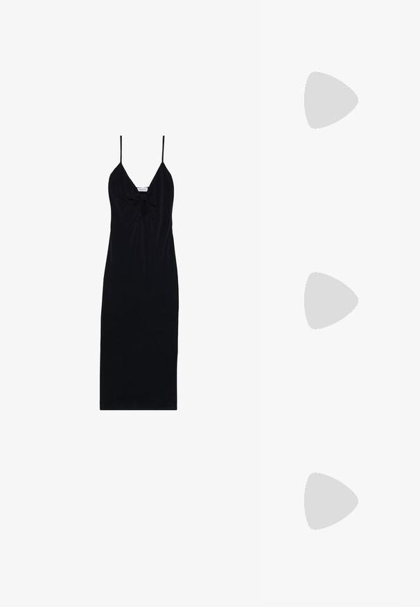 Fekete, ujjatlan ruha vékony pántokkal, elülső csomó részlettel és sima textúrával, testhez simuló fazonban tervezve.; Fekete lakk bőr, hegyes orrú slingback cipő, boka pántokkal, ezüst csatokkal és hardverelemekkel, valamint karcsú sarkú.; Arany fémes kézi táska, strukturált dizájnnal, sima felülettel és állítható pánttal. Egyedi háromszög alakú, minimalistának mondható varrásokkal rendelkezik.; Aranyszínű fülbevalók, texturált, hullámos formákkal. Tartalmazza a szobrászati klipszes studokat és az open hoop kialakítást, kalapácsos felülettel.
