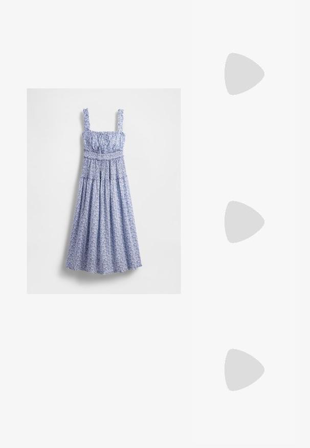 Blå blomster maxi-kjole med smocket midje, firkantet utringning og volanger på stroppene. Stoffet har et delikat mønster og en flytende skjørt.; Gull, metallisk slingback-hæler med spiss tå og chunky hæl. Glatt tekstur, minimalistisk design og en smal stropp.; Gullfarget metallisk håndveske med en strukturert design, glatt tekstur og justerbar stropp. Har en unik trekantet form og minimalistisk søm.; Gullfargede øredobber med teksturerte, bølgete former. Inkluderer skulpturelle klipsstuds og åpen hoop-design med en hamret finish.
